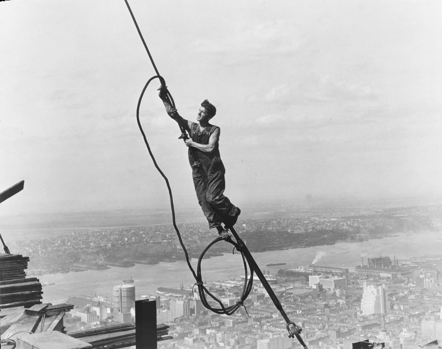 Lewis Wickes Hine, Icare, tout en haut de l'Empire State, 1931 - Photo : The New York Public Library