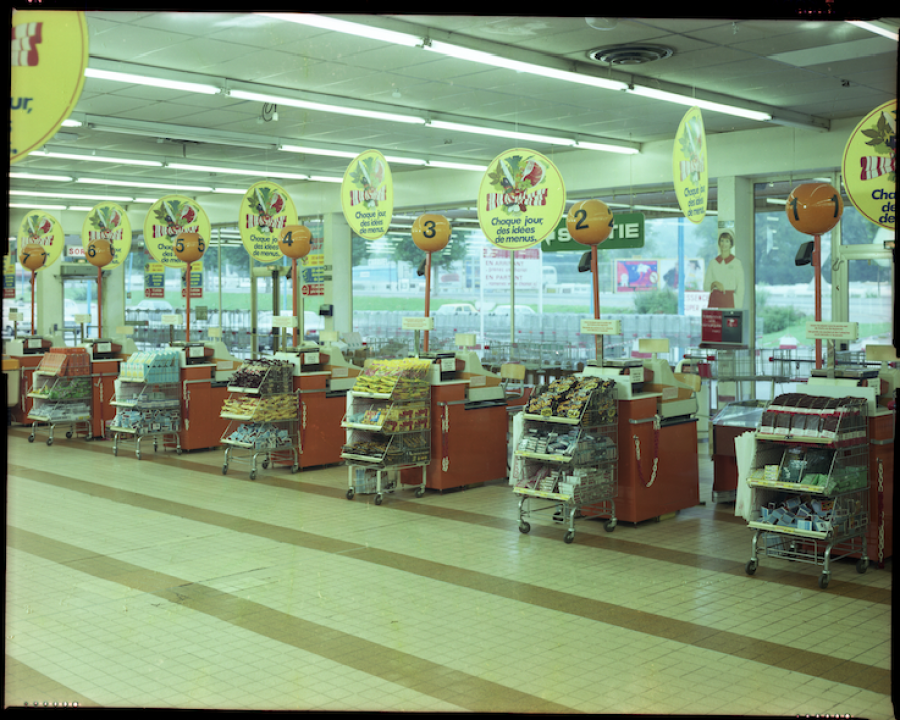 Alignement de caisses du supermarché du Rond-Point à Saint-Étienne années 1980 MAI – Doc. M2015.5.60 © Louis Caterin