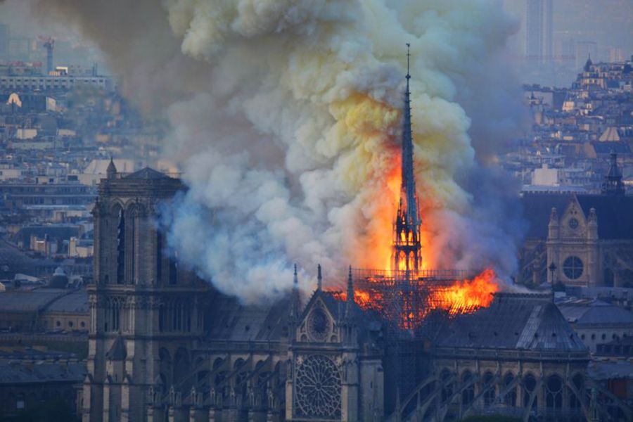 La cathédrale Notre-Dame de Paris en flamme le 15 avril 2019 - Photo via flickr.com/manhhai (CC-BY-2.0)