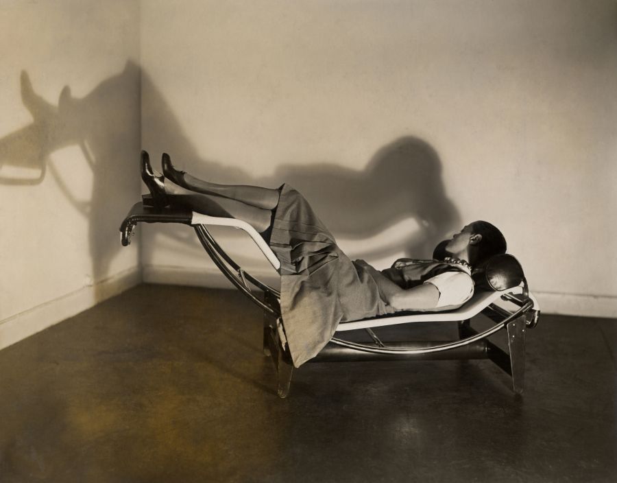 Charlotte Perriand sur la « Chaise longue basculante, B306 », (1928-1929) – Le Corbusier, P. Jeanneret, C. Perriand, vers 1928 © F.L.C. / ADAGP, Paris 2019 © ADAGP, Paris 2019 © AChP