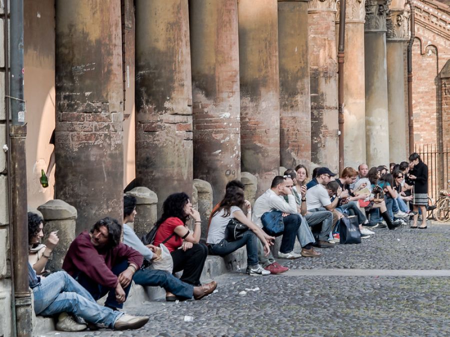 Bologna University Students Students hanging out in centro (Piazza Santo Stefano) © Michel Ursino (CC BY-SA 2.0)