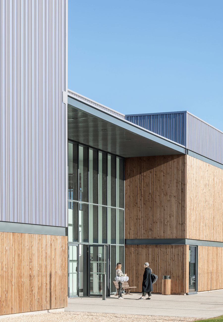 Complexe sportif à Buc - Arch. agence engasser & associés © Luc Bœgly