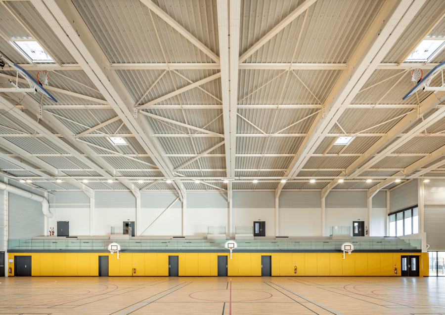 Complexe sportif à Buc - Arch. agence engasser & associés © Luc Bœgly