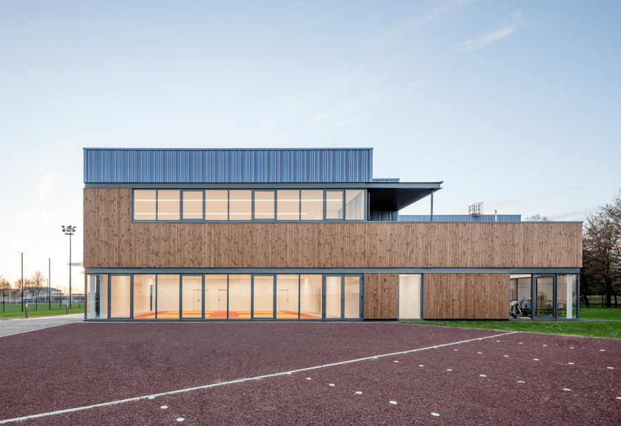 Complexe sportif à Buc - Arch. agence engasser & associés © Luc Bœgly