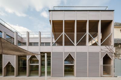 Crèche en bois dans l’hôpital St-Louis - Arch. Janez-Nguyen Architectes et LINIA  © Benoit Florençon