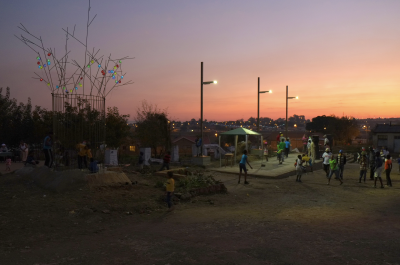 Exposition commun - Chantier du cinéma Sans Soucis a Kliptown_atelier Learning from_Soweto, 2014 © Nicolas Hubrecht, arc en rêve