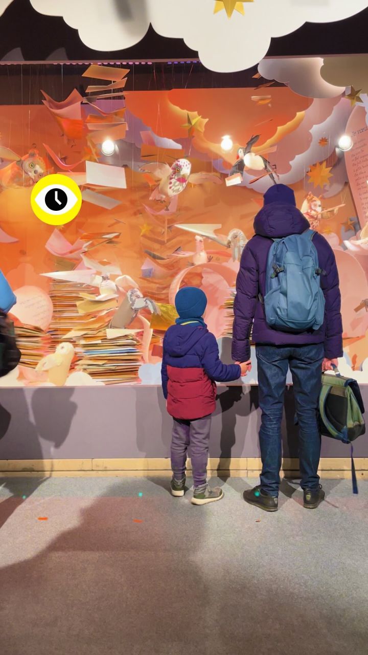 ⏯️ 60 secondes de contemplation, en direct de l’ouverture des vitrines illuminées pour Noël sur le boulevard Haussmann à...